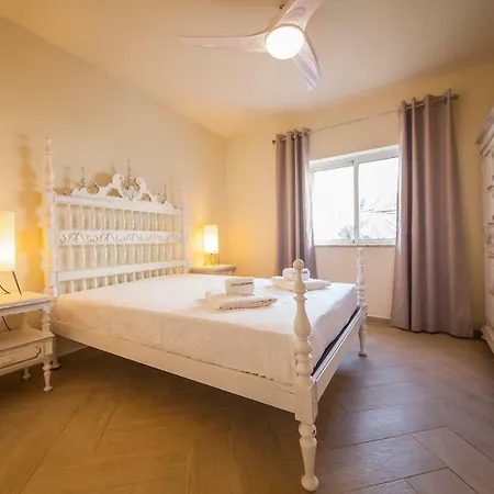C10 - Center Apartment *
